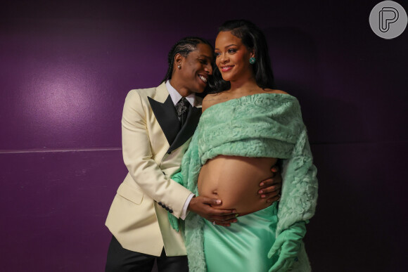 Moda gravidez de Rihanna: cantora surgiu poderosa em conjunto verde-água