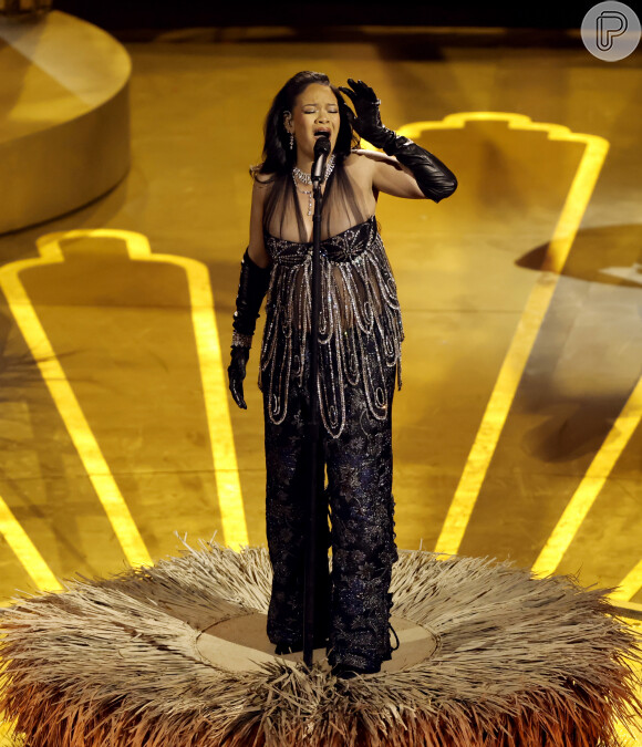 Rihanna valorizou a barriga de gravidez em sua apresentação no Oscar 2023