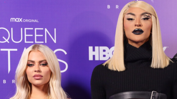 Total black: Luísa Sonza e Pabllo Vittar apostam em look de vinil para festa de lançamento de reality