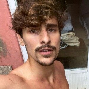 Internautas chamaram atenção para o 'volume' na roupa íntima de Bruno Montaleone