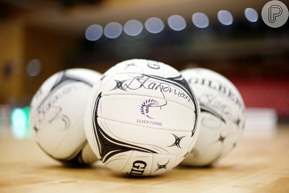 Netball é um esporte parecido com o basquete, com uma bola semelhante à de vôlei