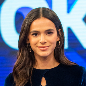 Com decote profundo, Bruna Marquezine roubou a cena em uma gravação