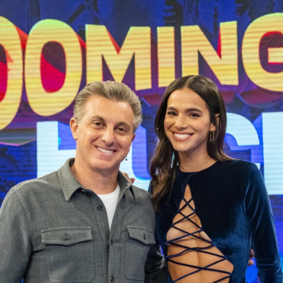 Com decote abaixo do umbigo, Bruna Marquezine participou do 'Domingão com Huck'