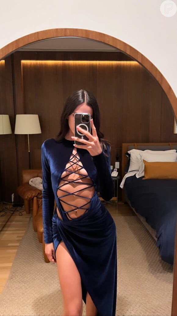 Vestido de Bruna Marquezine é uma maxi saia azul com recortes ao longo do corpo que garantem um decote ousado, que vai do busto ao final da barriga