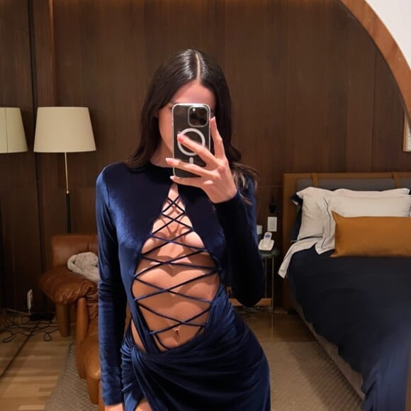 Vestido de Bruna Marquezine é uma maxi saia azul com recortes ao longo do corpo que garantem um decote ousado, que vai do busto ao final da barriga