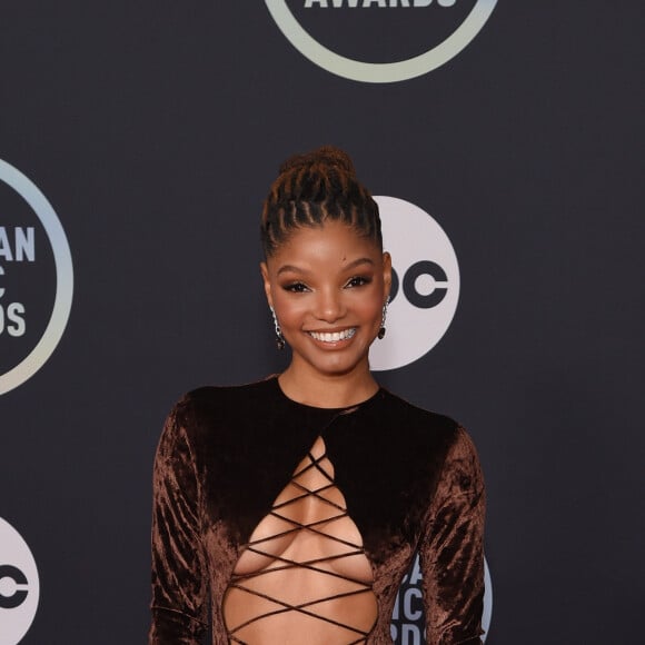 Halle Bailey, cantora e atriz, utilizou o mesmo vestido de Bruna Marquezine em novembro do ano passado