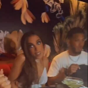 Nas imagens, Anitta e Tyler Boyd aparecem juntos em restaurante