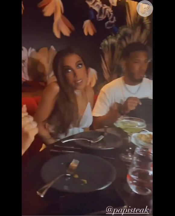 Nas imagens, Anitta e Tyler Boyd aparecem juntos em restaurante