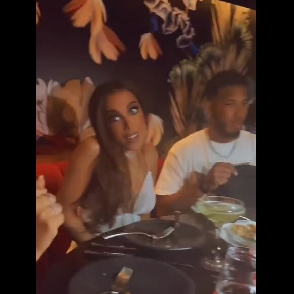 Nas imagens, Anitta e Tyler Boyd aparecem juntos em restaurante