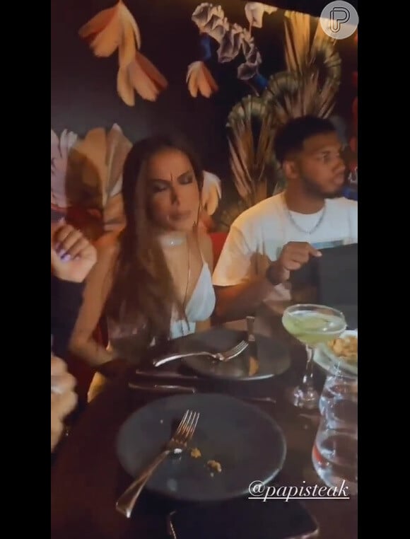 No vídeo, é possível ver que Anitta e Tyler Boyd estao acompanhados de outras pessoas