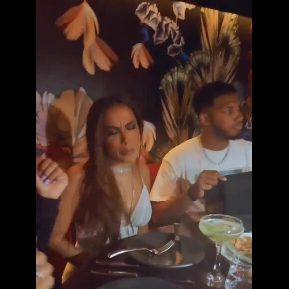 No vídeo, é possível ver que Anitta e Tyler Boyd estao acompanhados de outras pessoas