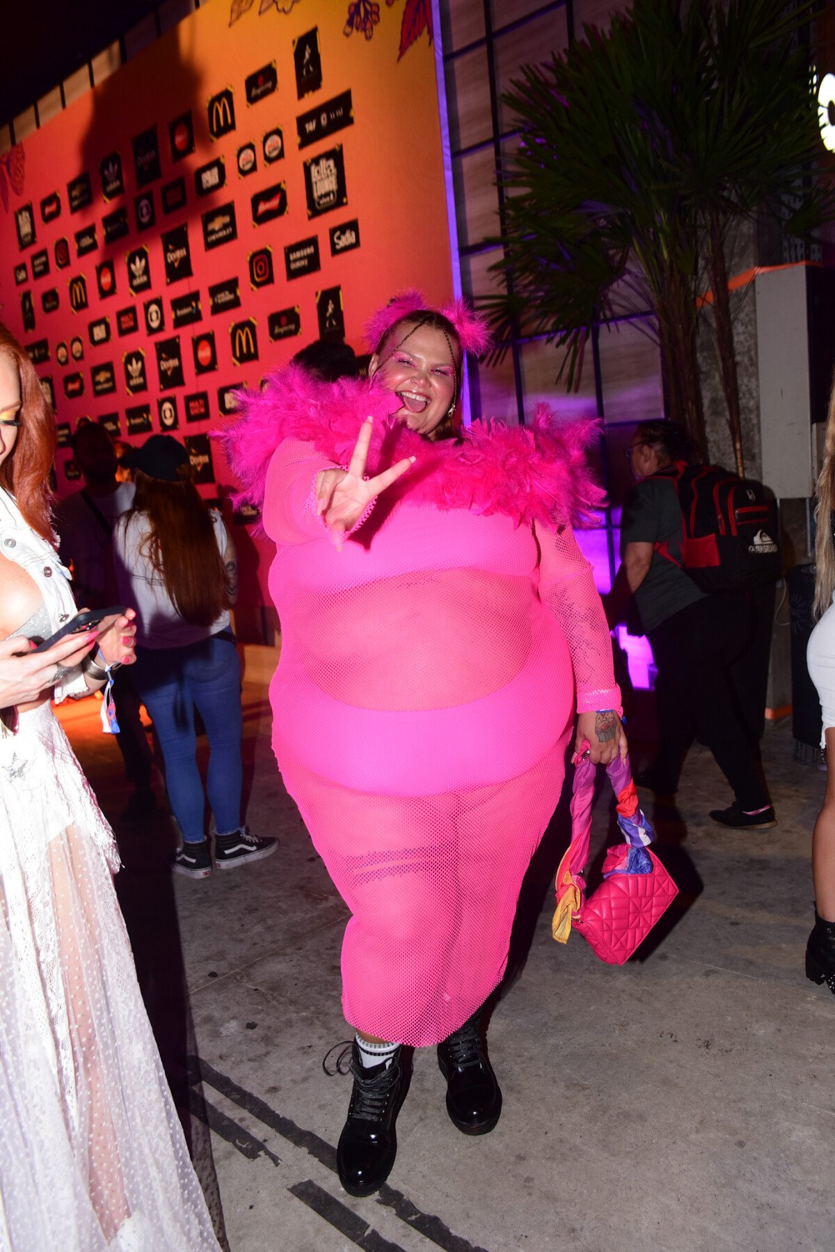 Foto: Lollapalooza: Thais Carla escolheu um look pink para o festival -  Purepeople