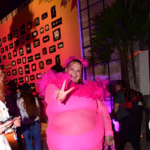 Lollapalooza: Thais Carla escolheu um look pink para o festival