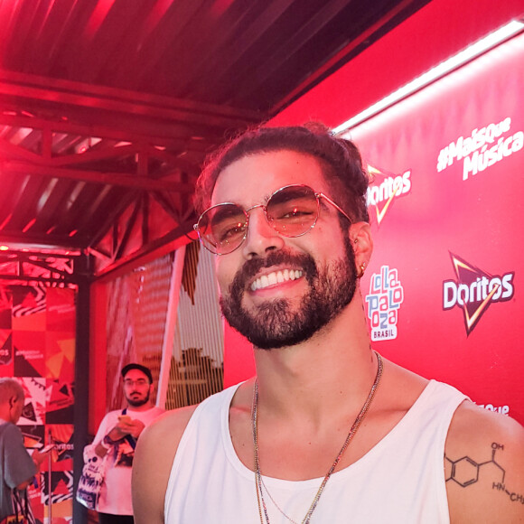 Caio Castro chegou ao festival com a namorada, mas não quis posar acompanhado