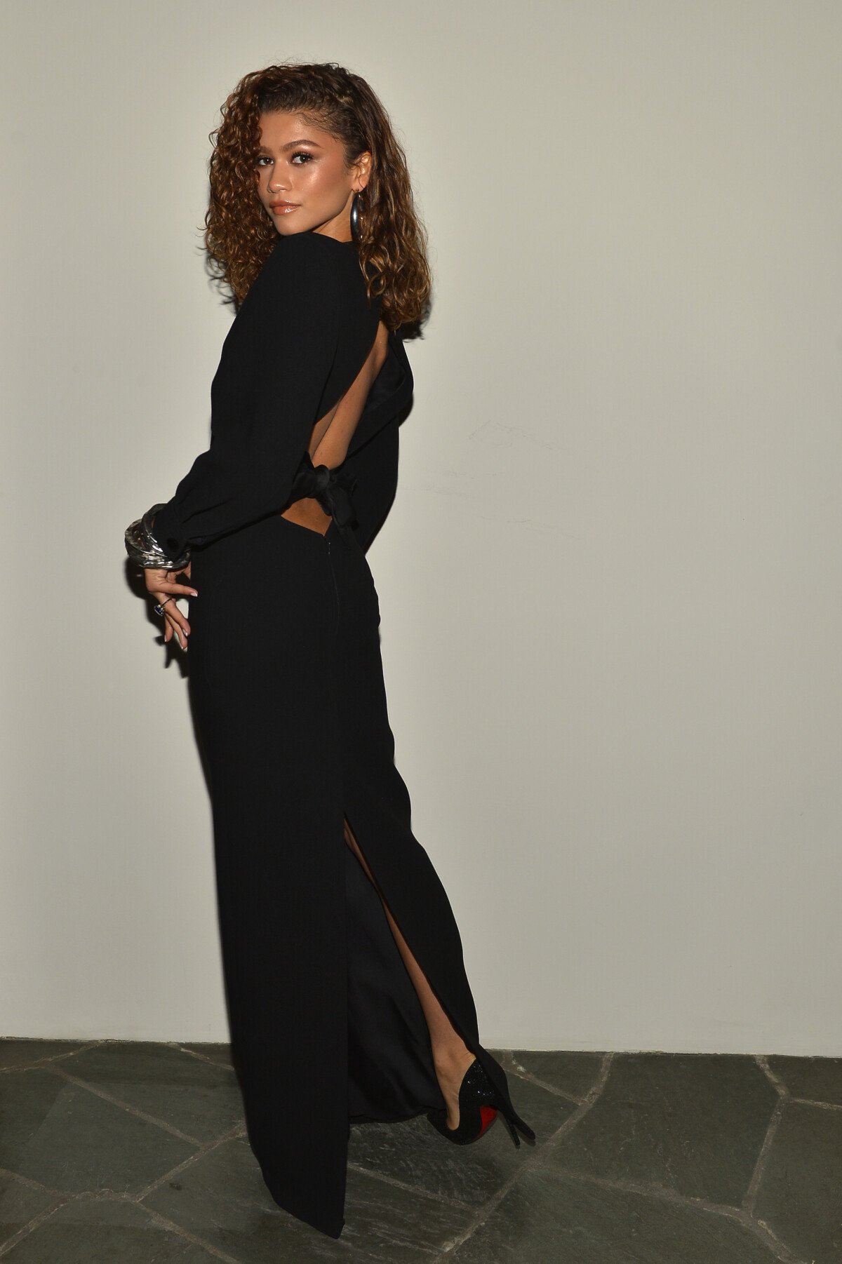 Foto: Zendaya usou vestido longo preto com fenda e costas à mostra em festa  Pré-Oscar 2022 - Purepeople