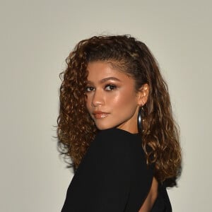 Zendaya usou vestido longo preto com fenda e costas à mostra em festa Pré-Oscar 2022