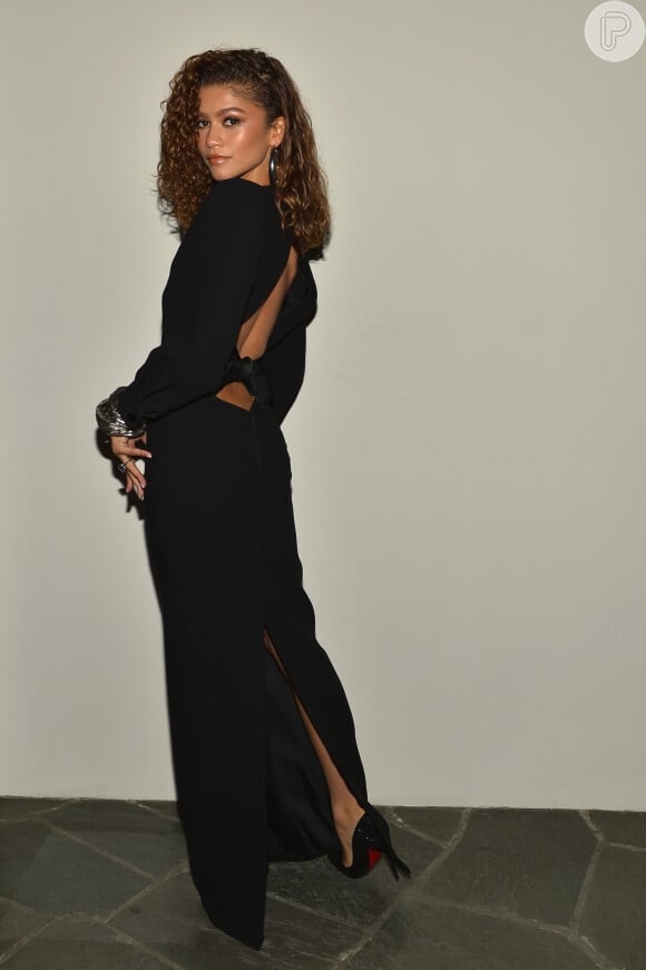 Zendaya usou vestido longo preto com fenda e costas à mostra em festa Pré-Oscar 2022