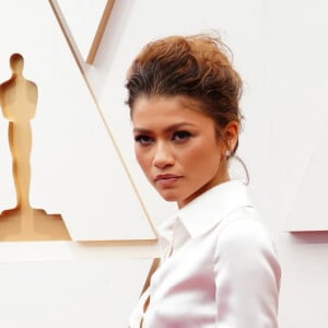 Cropped feito com camisa social masculina foi destaque no look de Zendaya no Oscar 2022