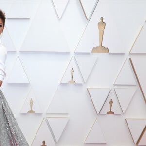 Zendaya usou saia longa de paetês com cauda longa no Oscar 2022