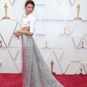 No Oscar 2022, Zendaya usa look Valentino com cropped de camisa masculina e saia com paetês