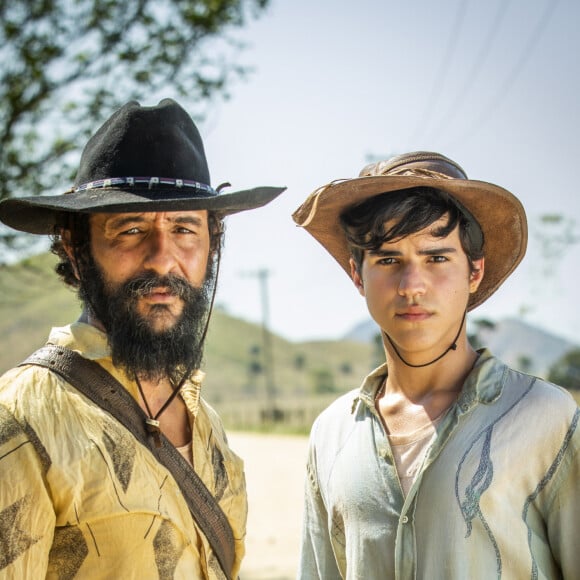 Novela 'Pantanal': Joventino (Irandhir Santos) deu prova de fogo ao filho, José Leôncio (Drico Alves)