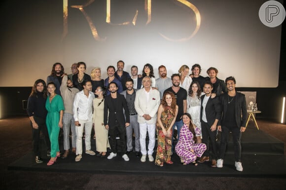 Rafael Gevu ao lado do elenco da primeira fase da novela 'Reis'