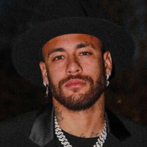 Neymar ainda desafiou outros amigos a fazerem a coreografia da música