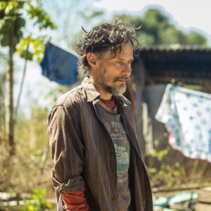Novela 'Pantanal': Gil (Enrique Diaz) é procurado por dois homens, assassinos de aluguel