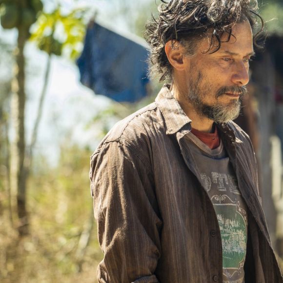 Novela 'Pantanal': Gil (Enrique Diaz) é procurado por dois homens, assassinos de aluguel