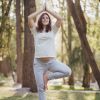 A yoga é uma atividade física queridinha de muitas mulheres e pode ser a porta de entrada para uma rotina mais saudável