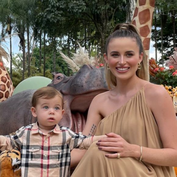 Lucas Lucco e Lorena Carvalho surgiram juntos em aniversário do filho