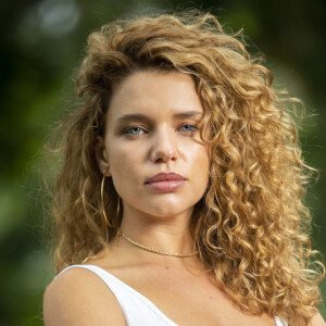 Madeleine (Bruna Linzmeyer) não se adapta à vida na fazenda na novela 'Pantanal