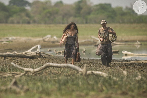 Gil (Enrique Diaz) e Maria Marruá (Juliana Paes) tentam recomeçar a vida no Pantanal na novela 'Pantanal'