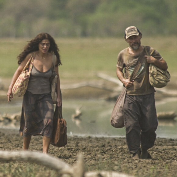 Gil (Enrique Diaz) e Maria Marruá (Juliana Paes) tentam recomeçar a vida no Pantanal na novela 'Pantanal'