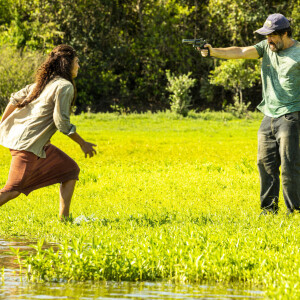 2ª fase da novela 'Pantanal': Lúcio (Eron Cordeiro) aparece atrás de Maria Marruá (Juliana Paes)