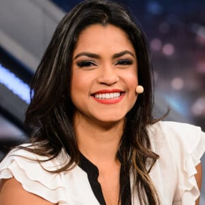 Lucy Alves foi vista trocam beijos e carinho com produtora