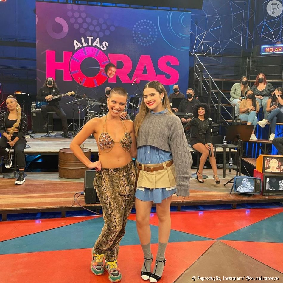 Bruna Linzmeyer optou por um top de pedrarias, calça com estampa de cobra e tênis da Gucci