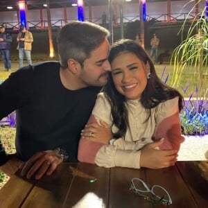 Marido de Simone Mendes, Kaká Diniz comentou foto em que cantora aparece com cinta para perder barriga