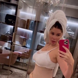 Corpo pós-parto de Bárbara Evans: modelo relata que as pernas têm demorado para voltar 