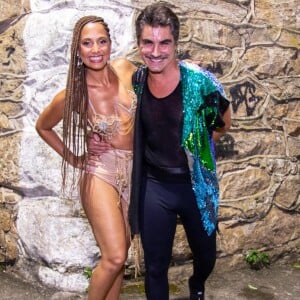 Camila Pitanga fez uma aparição com o namorado, Patrick Pessoa, em festa de Carnaval repleta de famosos