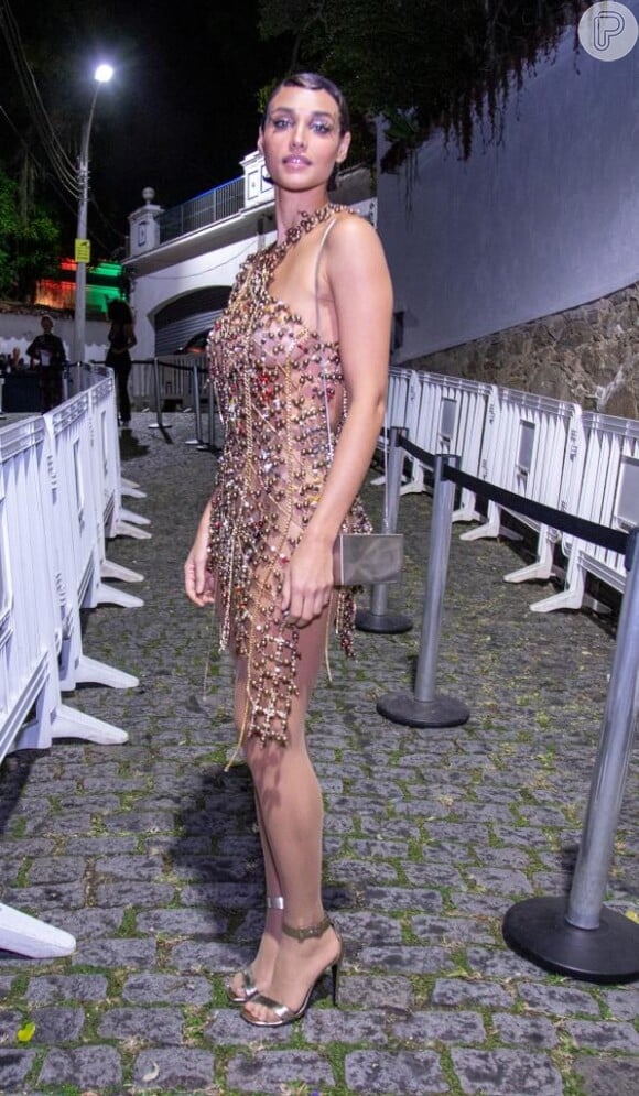 Débora Nascimento usou um vestido com detalhes em bronze