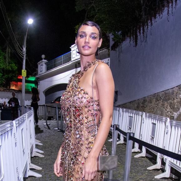 Débora Nascimento usou um vestido com detalhes em bronze