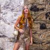 Baile da Arara: Marina Ruy Barbosa usou um look com detalhes em dourado, acessário na cabeça pretado e bolsa em formato de pérola