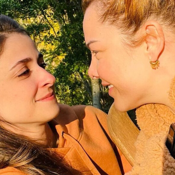 Fernanda Souza mostra 1ª foto com namorada, Eduarda, e ganha torcida de famosos: 'Lindas'