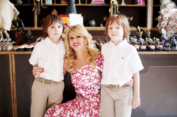 Val posa entre os filhos gêmeos, Eike e Victor, de 6 anos, em fevereiro de 2013