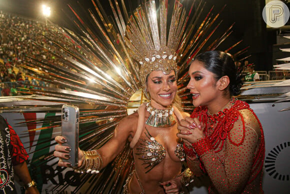 Mileide Mihaile conversa com Monique Alfradique antes de desfile