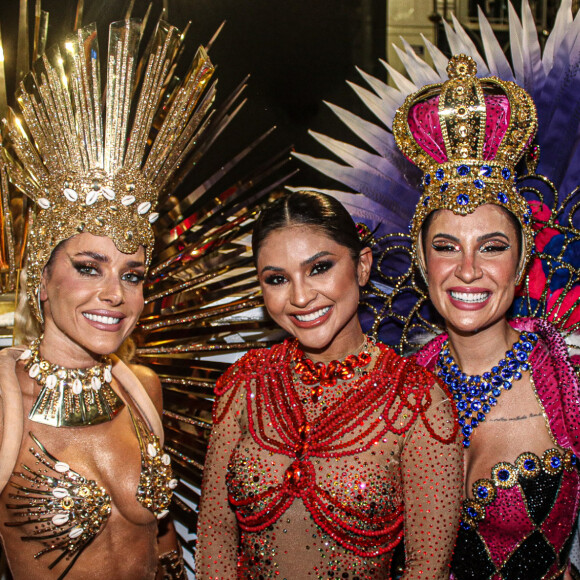 Mileide Mihaile posa com Monique Alfradique e Bianca Andrade na Sapucaí