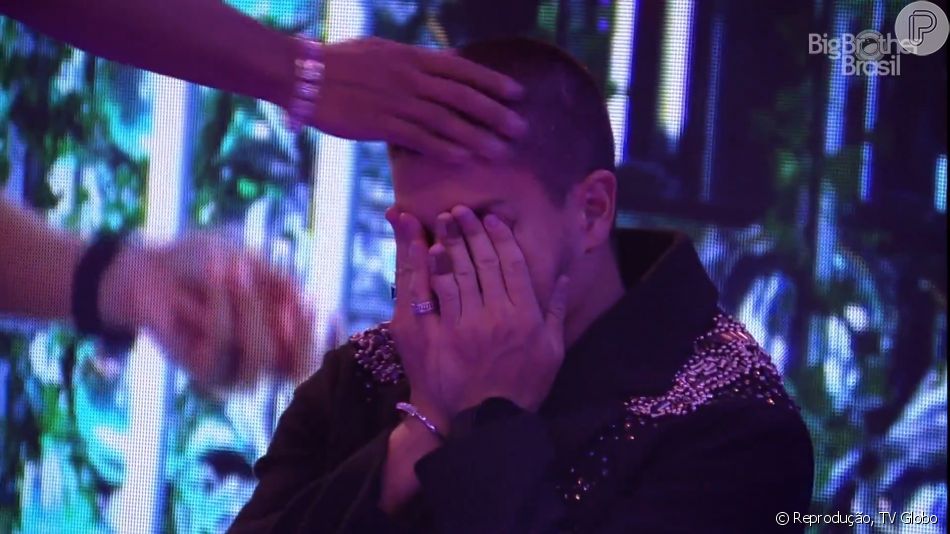 &#039;BBB 22&#039;: Arthur Aguiar foi consolao ao chorar quando mostrou preocupação com a filha, Sophia, durante festa do reality