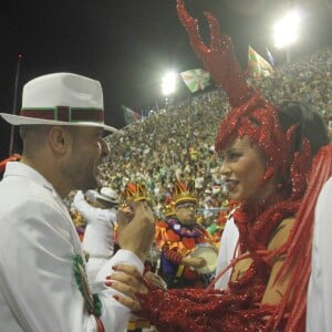 Paolla Oliveira contou com a presença de Diogo Nogueira em seu desfile