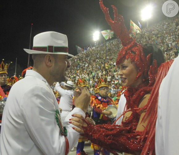 Paolla Oliveira contou com a presença de Diogo Nogueira em seu desfile